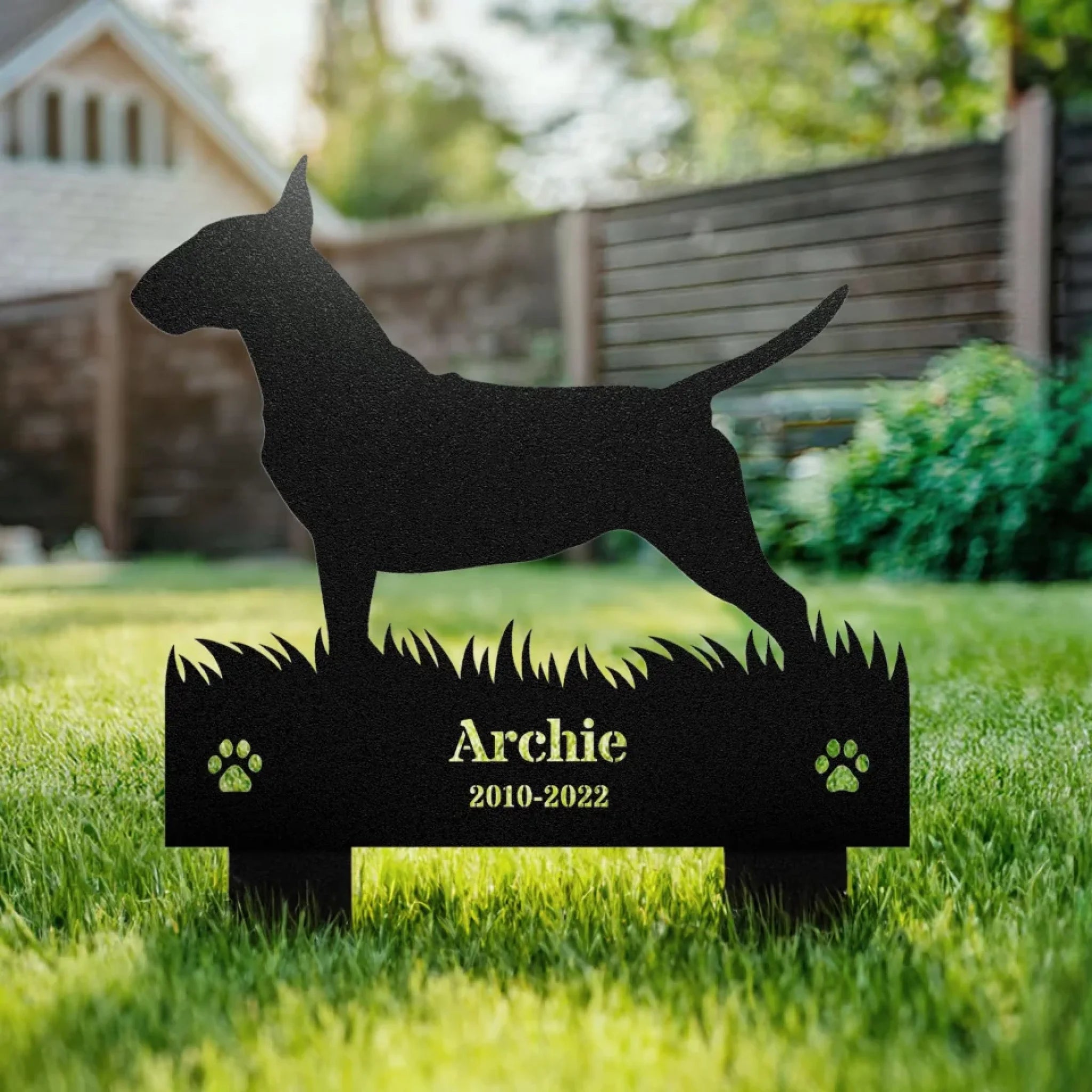 Standing-Dog-Memorial-Sign-in-a-Yard
